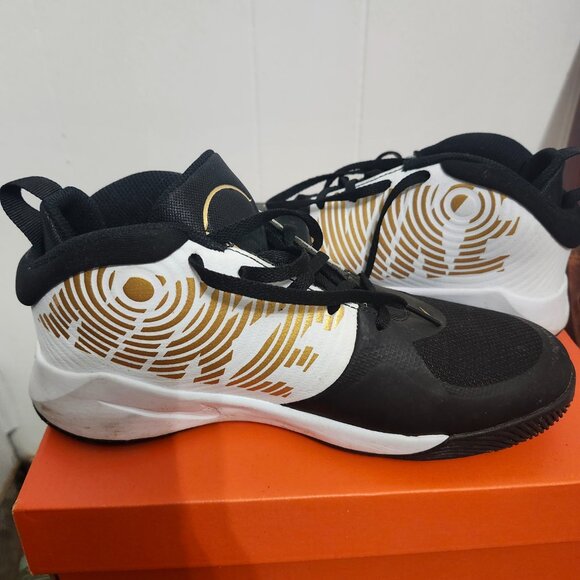 Boy's Nike Team Hustle basketball shoes 6.5 Y - Picture 6 of 8